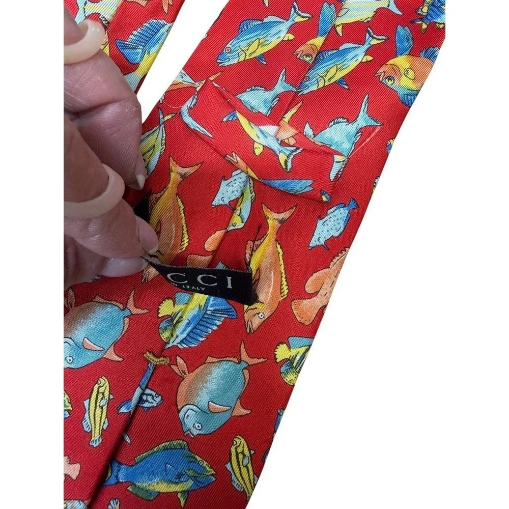 Gucci Mens Red Silk Tropical Fish Print Italian Designer Necktie Accessory‎ READ
